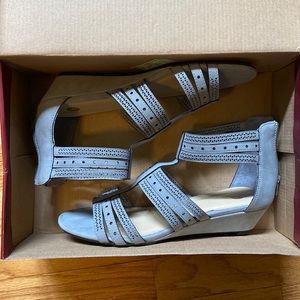 Dress Barn Womens Grey open toed Sandals NEW IN BOX size 8